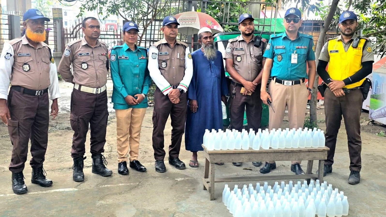 রাজধানীতে ১৪৪ বোতল বাংলা মদসহ আটক ইসলামী আন্দোলনের এক কর্মী